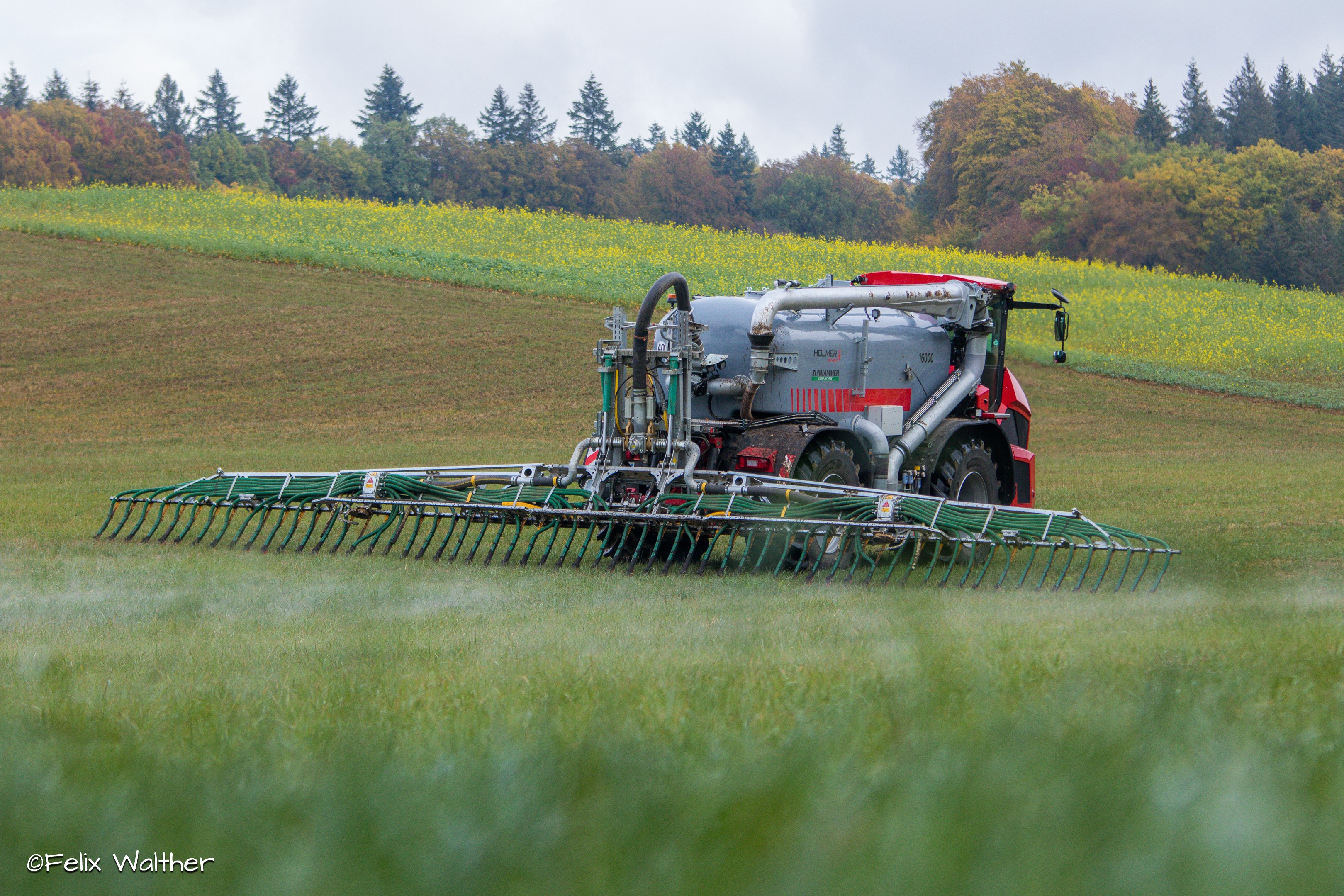 Claas Xerion 3800 mit Schleppschlauchverteiler